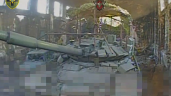 Спрятанный российский танк Т-80 на Торецком направлении. Фото: кадр из видео