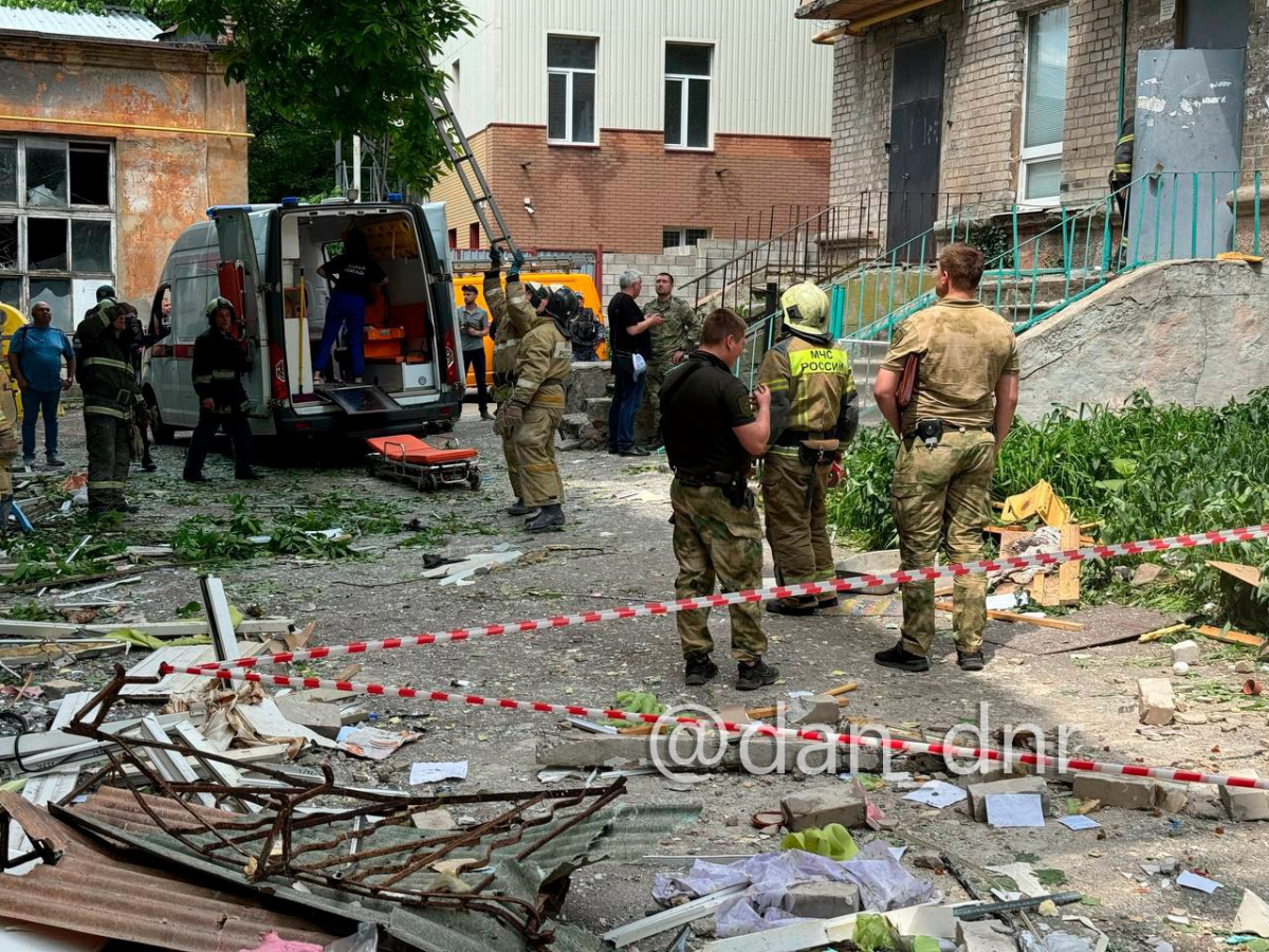 Вибух у центрі Донецька: постраждали дорослі та дитина