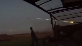 Окупанти стріляють по дрону ЗСУ. Фото: кадр із відео